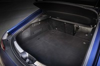 荷室容量は395リッターから、後席のバックレストを倒した場合、最大で1324リッターにまで拡大可能。荷室床下には60リッターのサブトランクも備わる。バンパー下の足の動きでリアゲートを開閉できる「フットトランクオープナー」がオプションで設定される。