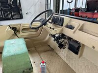 「2CV」や「ディアーヌ」同様、ダッシュボードから生えたシフトレバーは、手前が1・3速、奥が後退と2・4速。やや見えづらいが、その左にステッキ型のパーキングブレーキとチョークレバーもある。