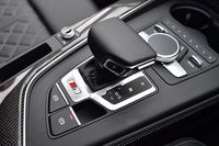 トランスミッションは8段ティプトロニック。55km/h以上での走行時には、ドライバーがアクセルペダルから足を離すと自動的に「フリーホイーリングモード」に切り替わり、駆動抵抗を減らすプログラムが採用されている。