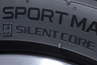 「サイレントコア」とは、ダンロップのコンフォートタイヤに用いられる特殊吸音スポンジのこと。住友ゴムが2006年に実用化したもので、「スポーツマックス ラックス」ではその容積を増やし、形状も最適化することで、吸音効果をさらに高めている。