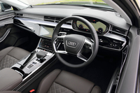 インパネセンターの2枚とメーターパネルの、計3枚のスクリーンが目を引くインテリア。エアコンの吹き出し口にはエンジンオフでシャッターが下りる。