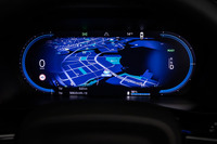 ナビゲーションのルートなども表示可能な「ドライバーインフォメーションディスプレイ」と呼ばれるメーターには、12.3インチの高解像度液晶パネルが用いられている。