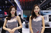 2019年4月、上海モーターショーで。紅旗のコンパニオンは、同じ中国第一汽車（FAW）系の他ブランドと比べてより上品であり、対応も丁寧である。