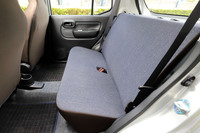 リアシートにヘッドレストが標準装備されるのは「ハイブリッドX」と「Lアップグレードパッケージ装着車」のみだが、他のグレードにも、販売店オプションとして同じヘッドレストが用意されている。