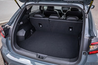 後席使用時の荷室容量は315リッター。その状態での荷室フロア長は814mm、荷室フロア幅（ホイールハウス間）は1090mm、荷室高は708mmで、後席シートバックを倒すと荷室フロア長を1591mmに拡大できる。