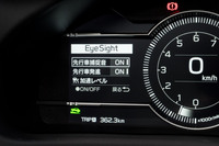 ナビゲーションがオプションのため、「アイサイト」の各種セッティングはメーターパネル内で行う。追従時の加速度など、意外に細かく設定できる。