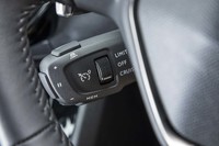 クルーズコントロールのスイッチは、ステアリングコラムの左下に集約されている。