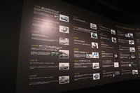 壁面に貼られた、小型キャブオーバートラック／ピックアップトラックの進化を紹介したパネル。