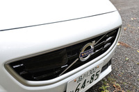 
	エクステリアでは、ハイグロス仕上げのメッシュにメタルフレームを組み合わせたフロントグリルや、専用形状の前後バンパー、18インチ“iXION II”アルミホイールなどが「V40 D4 R-DESIGN」の特徴。
	