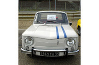 
	白いボディにブルーのラインが入った珍しいR8G。
	 