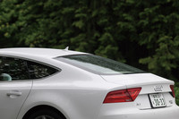 ハッチバックスタイルの「A7スポーツバック」。「クーペのエモーション、セダンの快適性とプレステージ性、アバント（ワゴン）の実用性を融合したクルマ」とアウディはうたう。