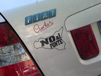 政治メッセージ系も。シチリア州とイタリア半島を結ぶ海峡大橋に反対するステッカー。2008年撮影。