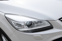 「タイタニアム」のヘッドランプはHID式。コーナリングランプやオートレベライザーなどの機能が備わる。