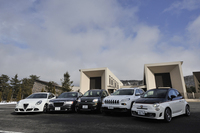 
    現在FCAが擁する、5ブランドのクルマたち。写真左から、「アルファ・ロメオ・ジュリエッタ クアドリフォリオ ヴェルデ」「クライスラー300 SRT8＋」、今回の主役「フィアット・パンダ4×4」をはさんで、「ジープ・チェロキー」「アバルト595Cツーリズモ」。
    