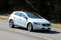 小気味いいハンドリングも「V40」の売りのひとつ。「ロー」「ミディアム」「ハイ」と3段階のアシスト量が選べる新しい電動パワーステアリングを搭載する。