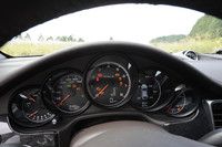 計器は、回転計を中心とした5連メーターとなる。イグニッションスイッチも同社の定石どおり、ステアリングホイールの左側に備わる。