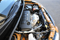 エンジンルーム。2.4リッターの直4ユニットが納まる。