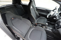 「アバルト・プント スーパースポーツ」のインテリア。ファブリックのシートには、赤と黄色のステッチが入れられる。