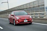 新型「プリウス」は、最も燃費に優れるグレードで40.8km/リッターのJC08モード燃費を実現。最も燃費値の低いグレードでも34.0km/リッターを記録する。