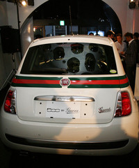 テールゲートとBピラーには「Gucci」ロゴがあしらわれる。