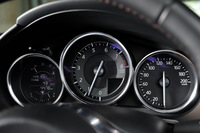 メーターは3眼式。中央を陣取るエンジン回転計は、7000rpmからがレッドゾーンとなっている。
    