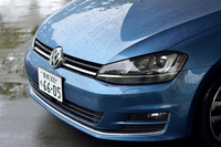 フロントまわりのデザインは、先代モデルよりもシャープな印象に。グリルからヘッドランプ内までつながって見えるクロムのラインが、アクセント。
    