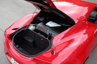 ミドシップ搭載される、吸排気バルブタイミング機構付き1.7リッター直4直噴ターボエンジン。240psの最高出力と35.7kgmの最大トルクを発生する。