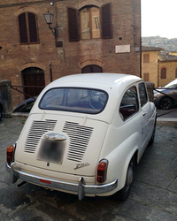 【写真5】最近シエナのギャラリーが導入した「フィアット600D」。