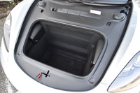 
	「718ボクスター」は、車体前方にもラゲッジスペースが確保される。積載容量は150リッター。
	