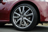 アルミホイールは19インチ。前：235/40、後ろ：265/35サイズのタイヤが組み合わされる。