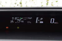 ダッシュボード上にレイアウトされる、「アクア」の計器盤。ハイブリッドシステムの出力や回生レベルを表示することで、エコな運転をサポートする。