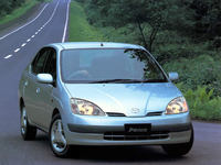 「トヨタ・プリウス」
    1997年に登場し、当時としては驚異的な28.0km/リッター（10・15モード）という燃費が世間を驚かせた。2003年と2009年にモデルチェンジされ、燃費性能は格段に向上した。今年中に4代目が登場すると予想されている。