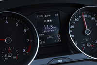 メーターはアナログ表示の2眼式。中央には燃費やアダプティブクルーズコントロールの作動状況などが表示される、マルチファンクションディスプレイが備わる。
    