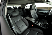 「ATS」は全車に本革シートを標準装備。上級グレードの「プレミアム」には、運転席に電動調整式のサイドサポートが備えられている。
    