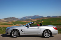 新型「SL」には、リアバンパーに足を近づけるだけでトランクの開閉が可能な「ハンズフリーアクセス」が新たに採用された。