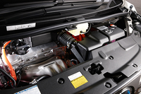 搭載されるパワーユニットは、2.5リッター直4エンジンを中心に前1基、後ろ1基のモーターを組み合わせた電気式四輪駆動のハイブリッドシステム。197psのシステム最高出力を発生する。