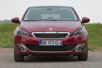 クロムメッキで縁取られたグリルやLEDヘッドランプが特徴の、新型「308」のフロントまわり。プジョーは自ら「猫のようなデザイン」と称する。