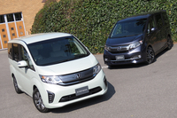 新型「ホンダ・ステップワゴンG・EX」（手前）と、「ステップワゴン スパーダ クールスピリット」（奥）。