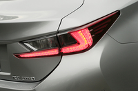 レクサス伝統のL字型テールランプは、インナーレンズ一つ一つの形状を工夫し、点灯時の発光のさせ方にもこだわったという。