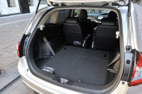 2列目シートの背もたれを倒すことで、フラットな荷室が現れる。（写真をクリックすると荷室のアレンジが見られます）