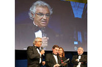 昨年、オール・ルノーとしてF1のコンストラクターズ・タイトルを初めて獲得したルノー･スポール。シーズン前のテストで忙しい合間を縫ってフラビオ･ブリアトーレ代表が受賞式に出席した。