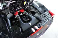 キャビン後方に縦置きされる4.5リッターV8エンジンは、570psと55.1kgmを発生。ルーフ収納スペースとの兼ね合いで、エンジン本体は一部（写真左上）しか見られない。