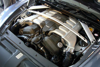 470psを発生するラピードの心臓。「DB9」等で、すでにおなじみの眺めである。