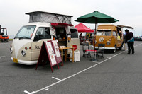 フォルクスワーゲンのトランスポーターこと「タイプ2」のランチワゴン。奥が本物か!? このクルマよく見るけど、こうやって並んでるのは珍しいんじゃないですか。