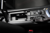 センターコンソールに備わる収納スペース。これまでのモデルでは、ここにトランクオープナーとフューエルリッドオープナーが備わっていた。
    