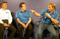 【写真上】「インプレッサ WRC2006」を前にガッツポーズ。桂田勝スバルテクニカインターナショナル社長（写真右端）は「今年後半の車両の仕上がりに加え、3人のドライバーのモチベーションも良かったので、来年は期待に応えられるだろう」と力強く語った。【写真下】ソルベルグ、クラッシュ時の様子を熱く解説中。今年の車両見直しは、森宏志スバル商品企画本部PGM（写真左端）の力によるところが大きかったという。