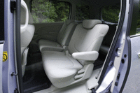 2列目シートを限界まで下げた「リビングモード」。この状態で走行するのは個人的にはオススメしないが、その場合は3列目用のシートベルトを装着することになる。
写真をクリックすると、2列目シートのアレンジが見られます。