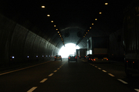 旧道のトンネル。かなり暗い。