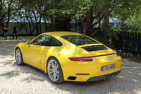 テールランプ間のガーニッシュは4WDモデルの証し。写真は「911カレラS」。