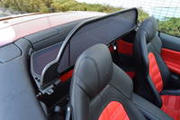 後方からの風の巻き込みを防ぐ、ウインドディフレクター。不要時は、四つ折りにした上で、荷室に収納する。